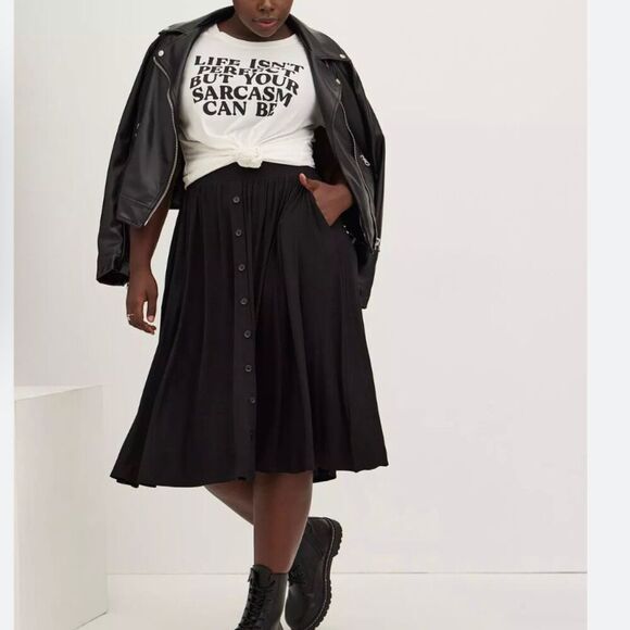 Torrid Plus Size 2 Black Midi Skirt Button-Front Pockets Casual - Picture 1 of 6
